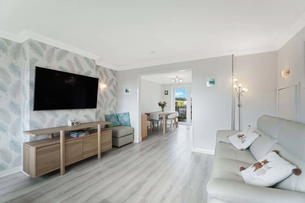 Property photo 2 of 14 Lounge