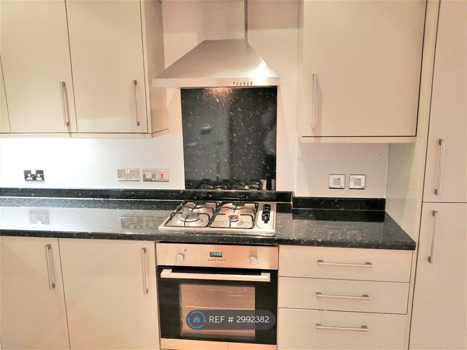 Property photo 3 of 13 Gas Hob And Electric Oven