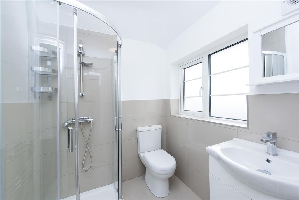Property photo 2 of 7 Upstairs Ensuite.Jpg