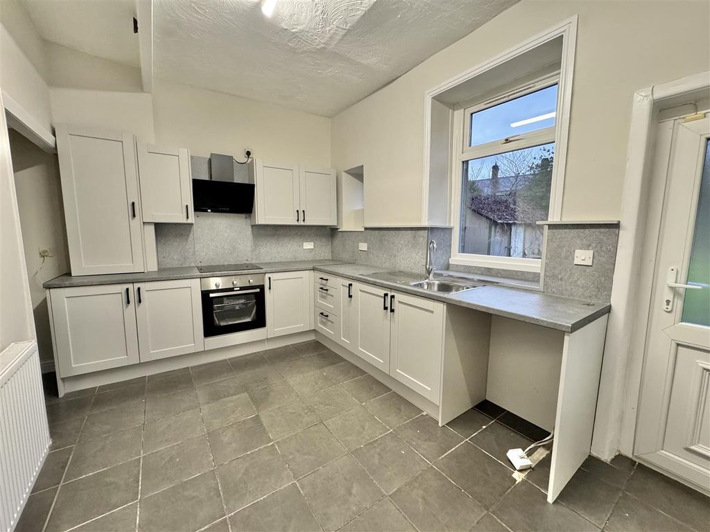 Property photo 3 of 8 Kitchen