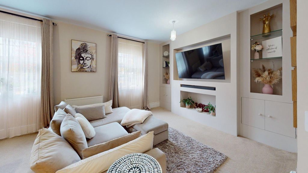 Property photo 3 of 17 Lounge