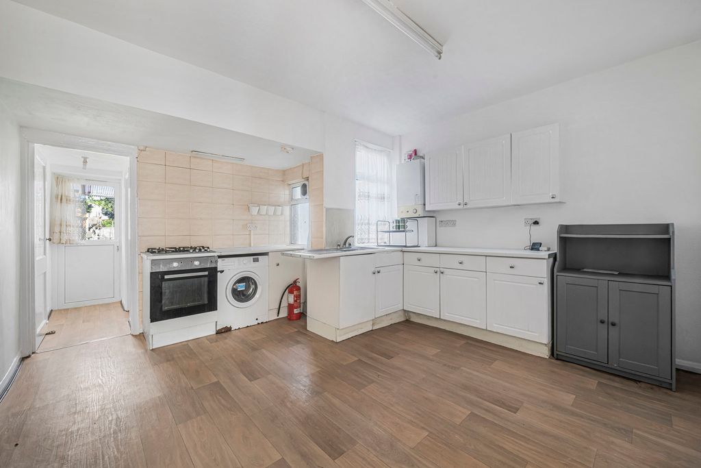 Property photo 3 of 14 Kitchen