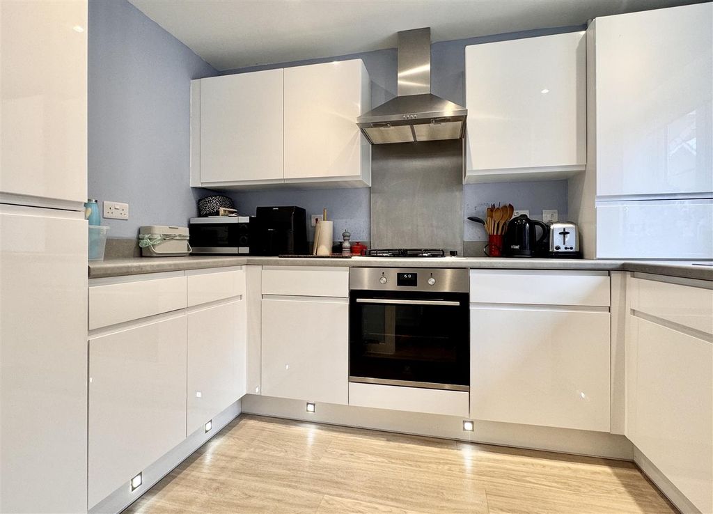 Property photo 3 of 22 Tempimages1Ucaz.Jpg