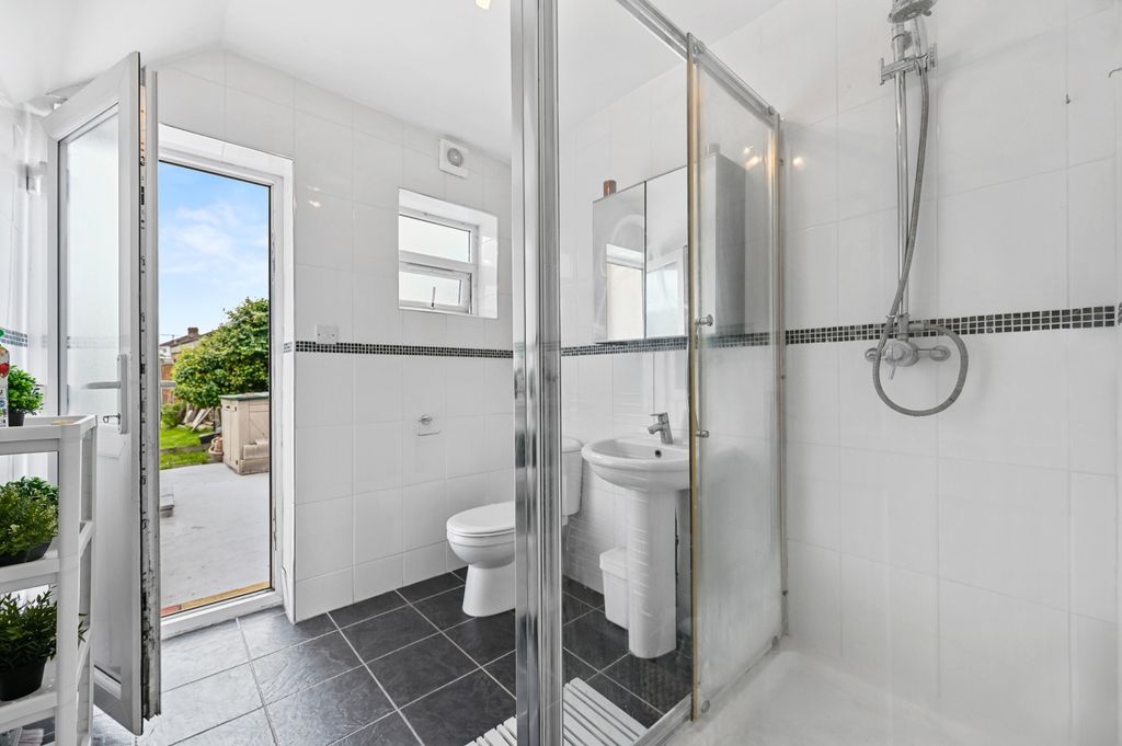 Property photo 3 of 4 Ewemove - 105 Walton Avenue - Shower Room1 (1)