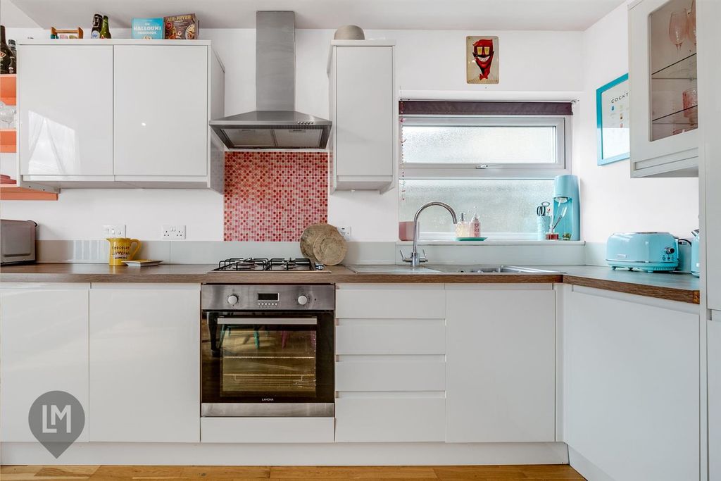 Property photo 3 of 7 Kitchen