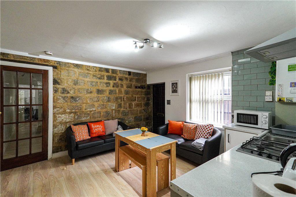 Property photo 3 of 16 102 Kitchen Lounge