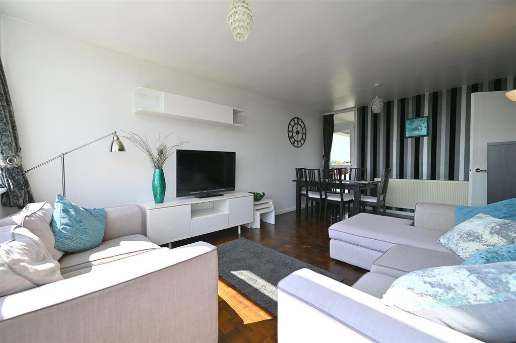 Property photo 2 of 15 Lounge.Jpg