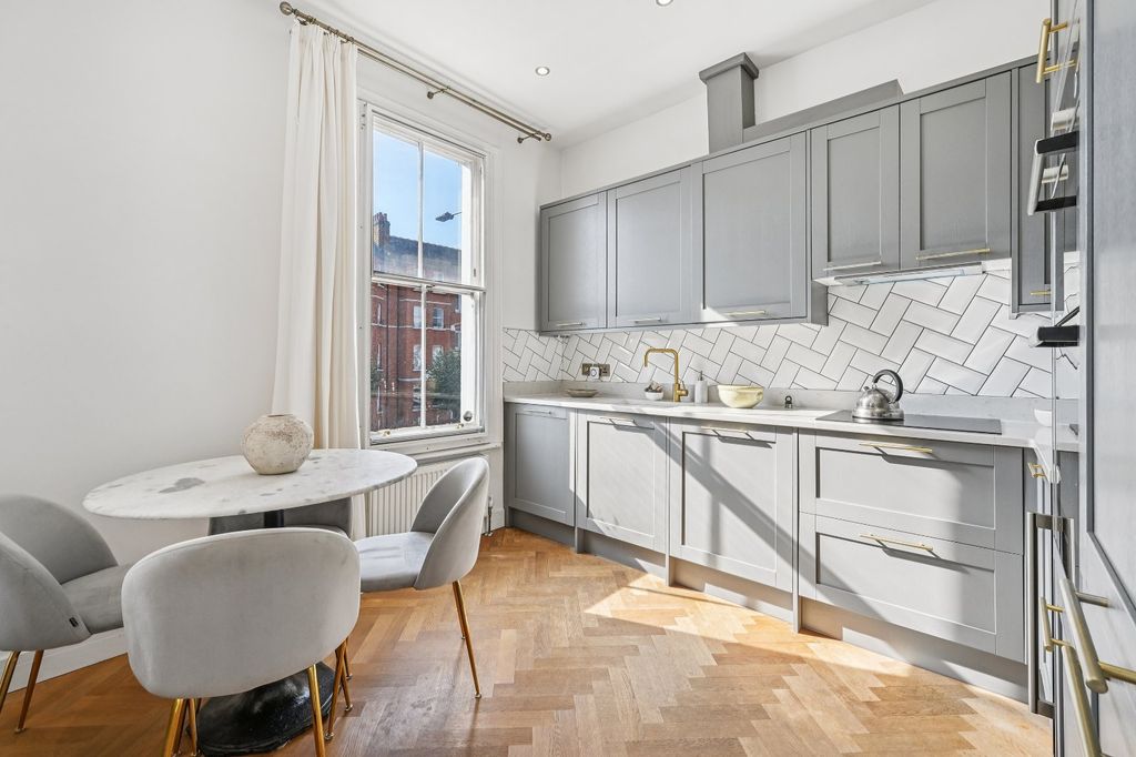 Property photo 3 of 11 Kitchen