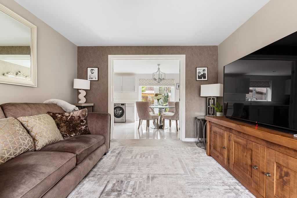 Property photo 3 of 17 Lounge