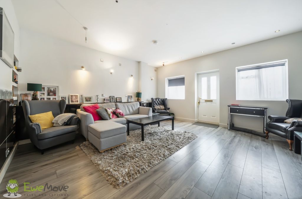 Property photo 2 of 14 ce68904F-Efe3-4789-87cd-d65B739E21B9