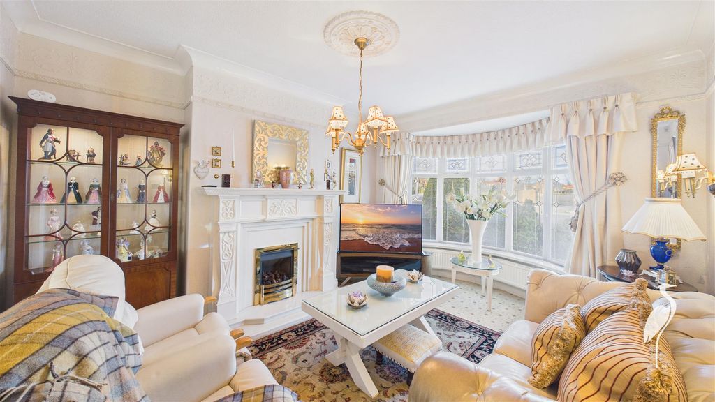 Property photo 2 of 23 Lounge