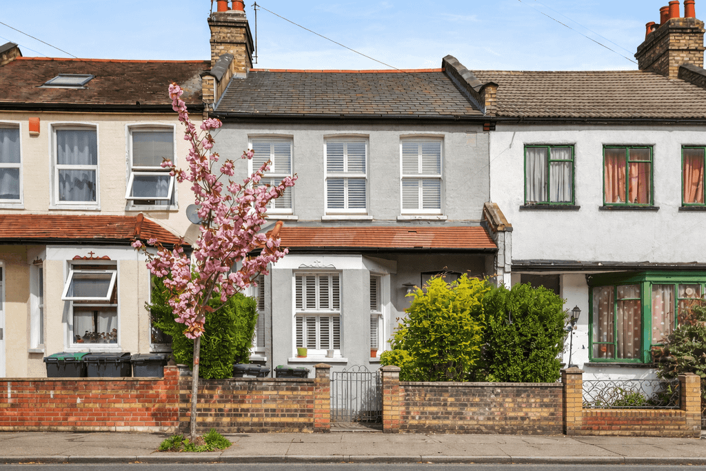 Property photo 1 of 14 3 Bedroom Extended Mid-Terraced House For Sale