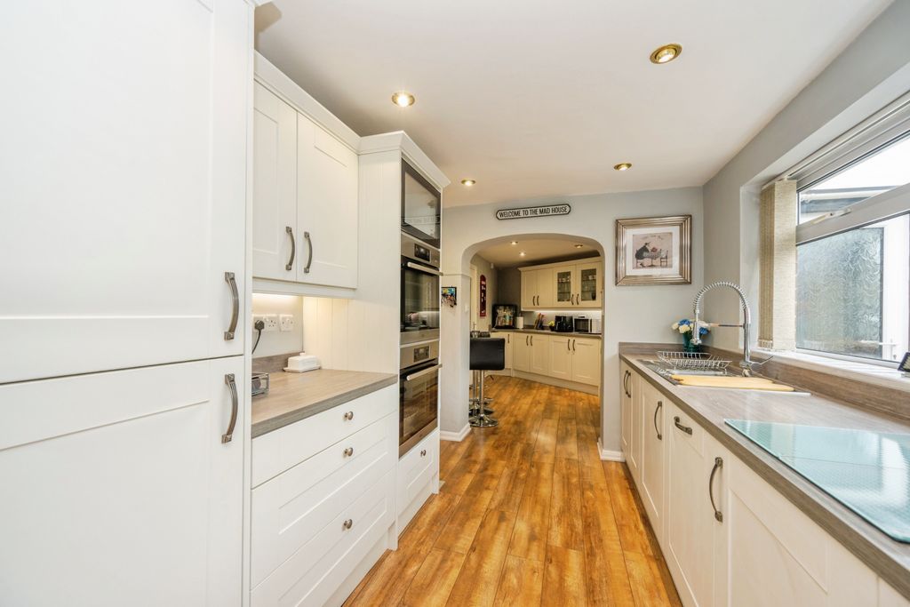 Property photo 2 of 20 Kitchen