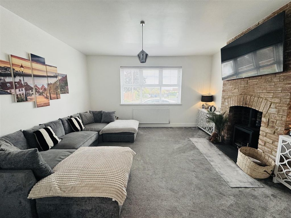 Property photo 3 of 18 Lounge