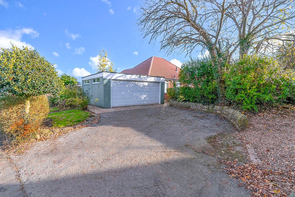 Property photo 2 of 12 Driveway / Garage