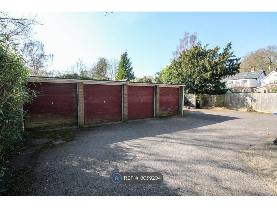 Property photo 3 of 7 Garage