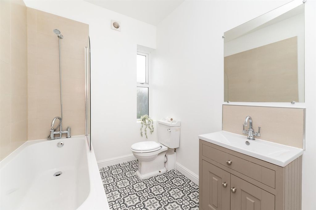 Property photo 3 of 17 Bathroom