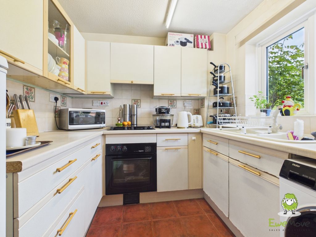 Property photo 2 of 12 Ewemove Estate Agents Basingstoke - Brookvale Clos