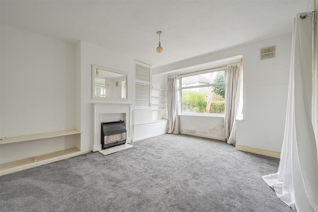 Property photo 3 of 16 Chalford Walk, Ig8