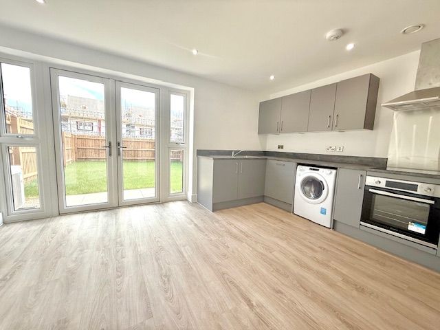 Property photo 3 of 10 Kitchen