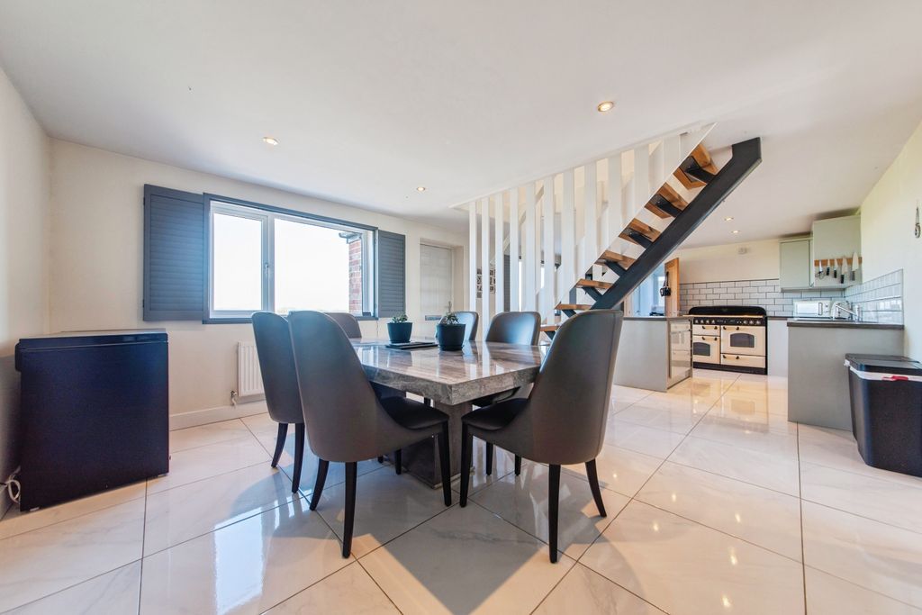 Property photo 3 of 33 Open Plan Diner