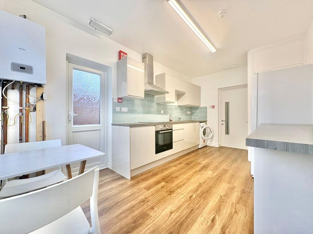 Property photo 1 of 6 Kitchen