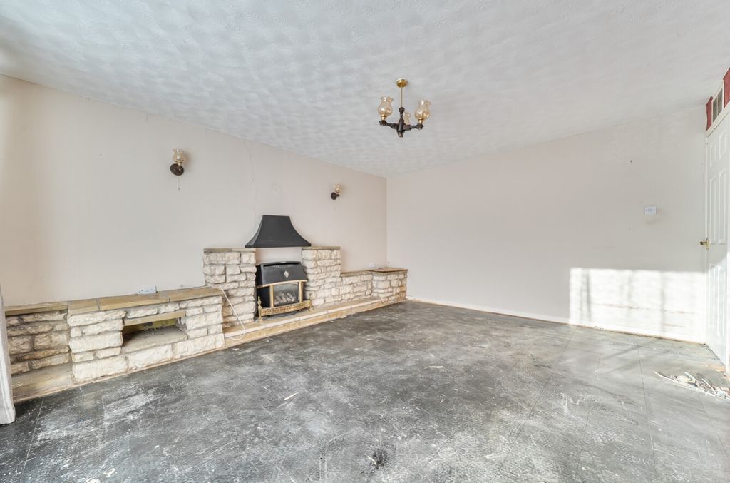 Property photo 2 of 21 1395938-10-695Bb8Ff7384B