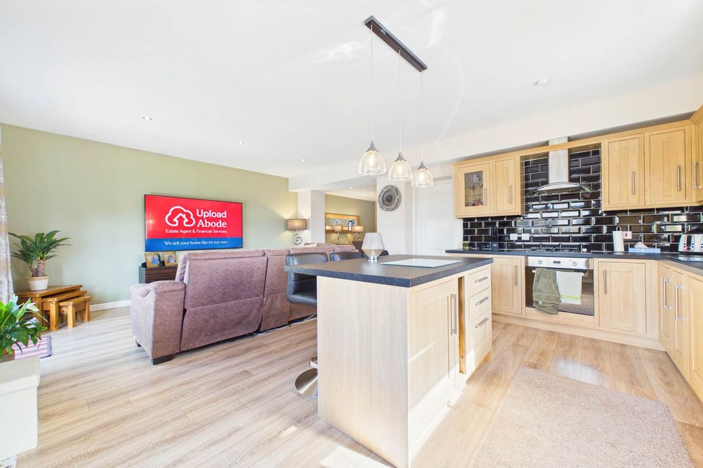 Property photo 2 of 32