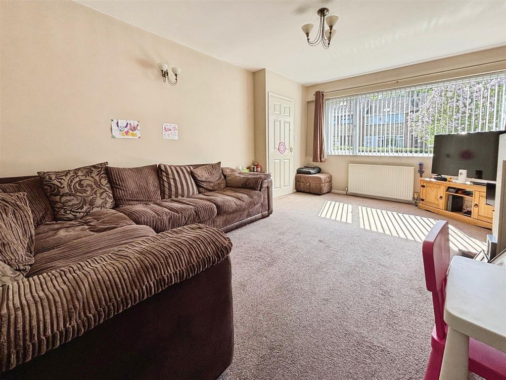 Property photo 3 of 19 Lounge