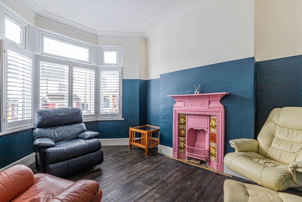 Property photo 2 of 20 Andrew Road 33-6.Jpg