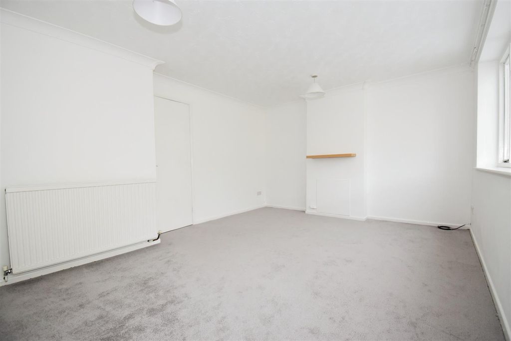 Property photo 3 of 10 Living Room
