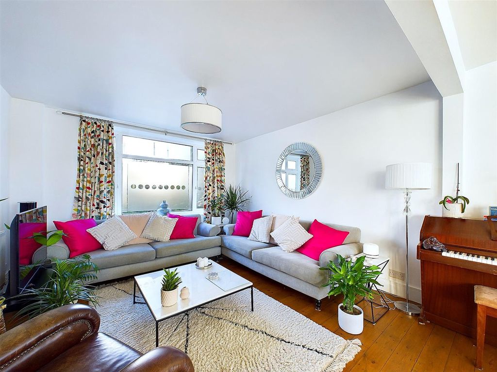 Property photo 2 of 19 Cam02885G0-Pr0272-Still021.Jpg