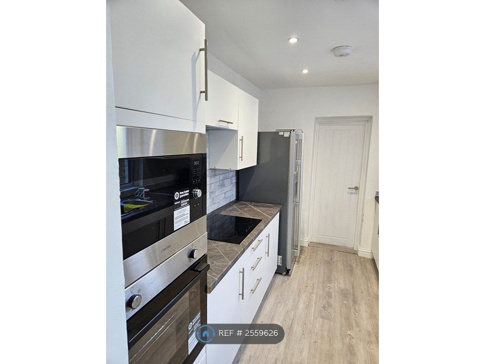 Property photo 1 of 8 Shared Kitchen