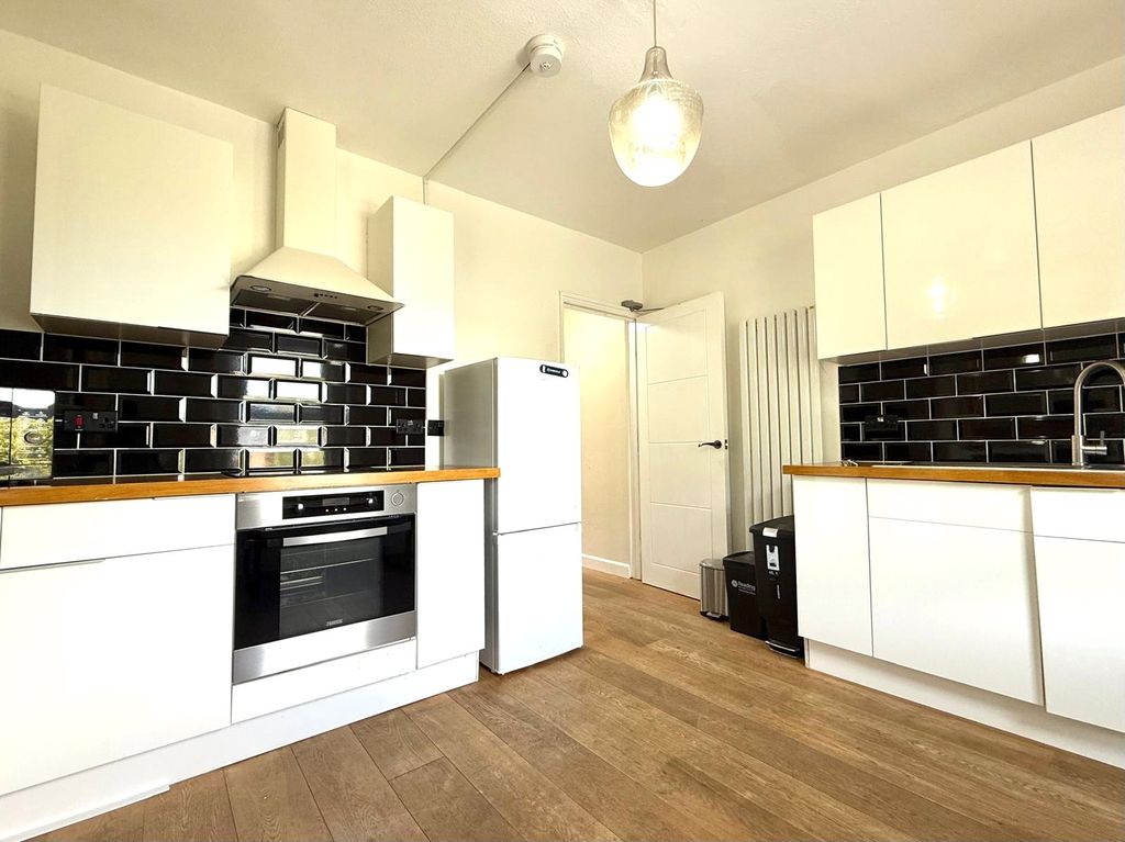 Property photo 2 of 9 Picture No. 17