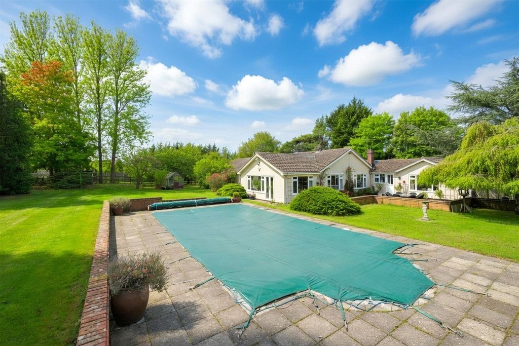 Property photo 1 of 20 Garden &amp; Pool