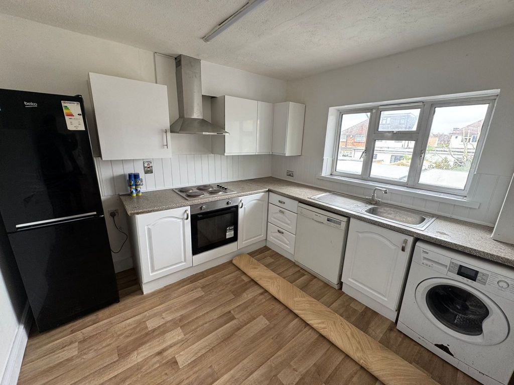 Property photo 1 of 6 2 Bed Flat To Rent In Uxbridge