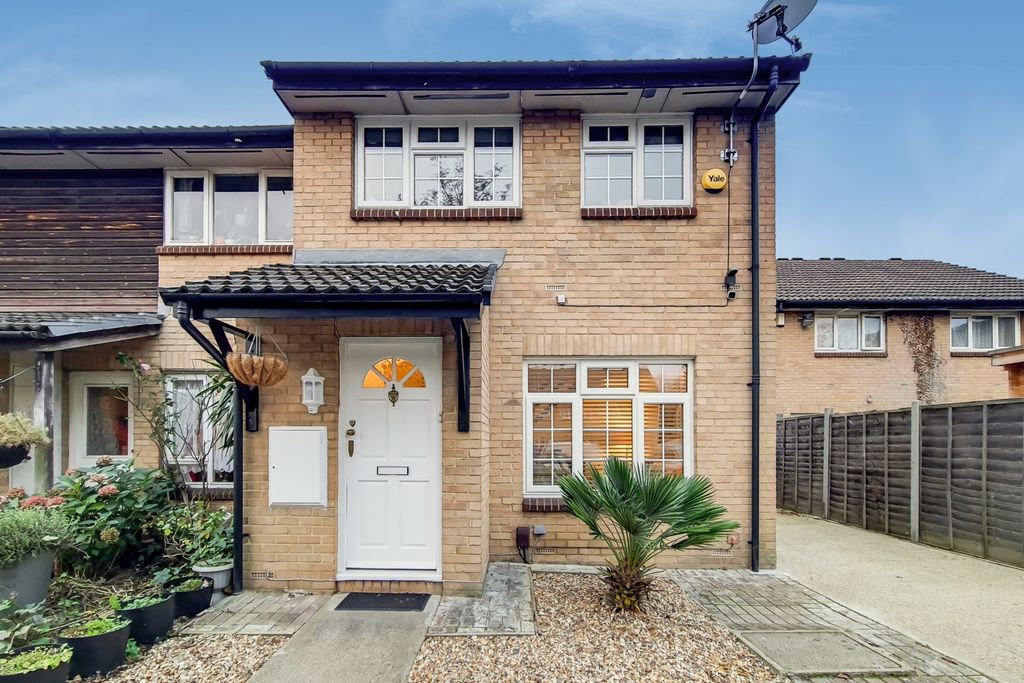 Property photo 1 of 14 Three Bedroom Semi Detached House For Sale In Hayes