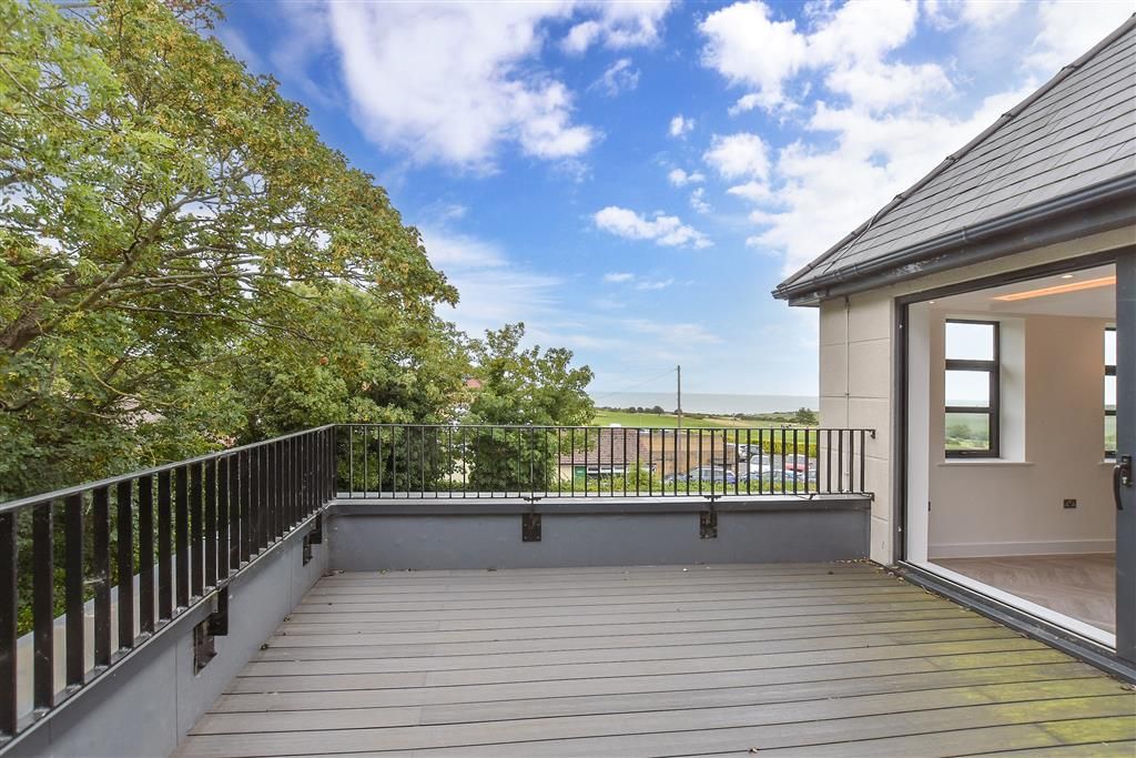 Property photo 2 of 8 Balcony / Terrace