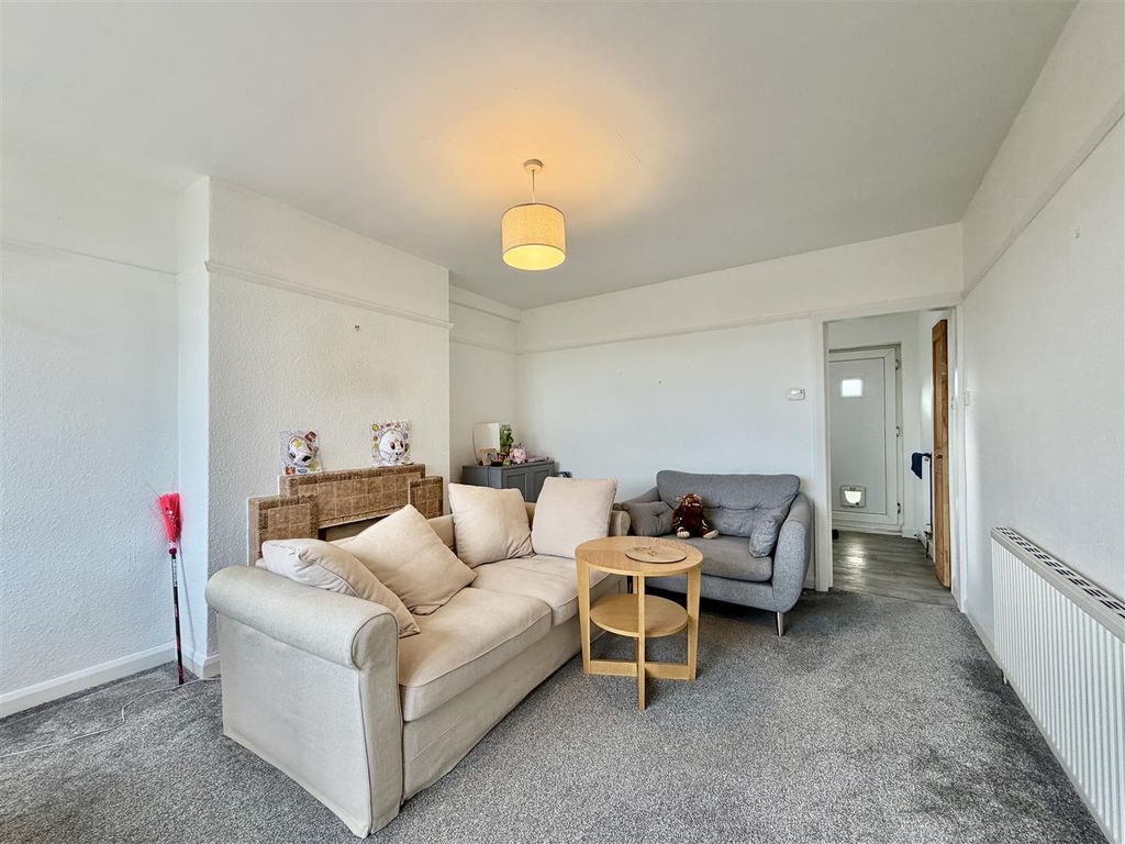 Property photo 3 of 14 Lounge