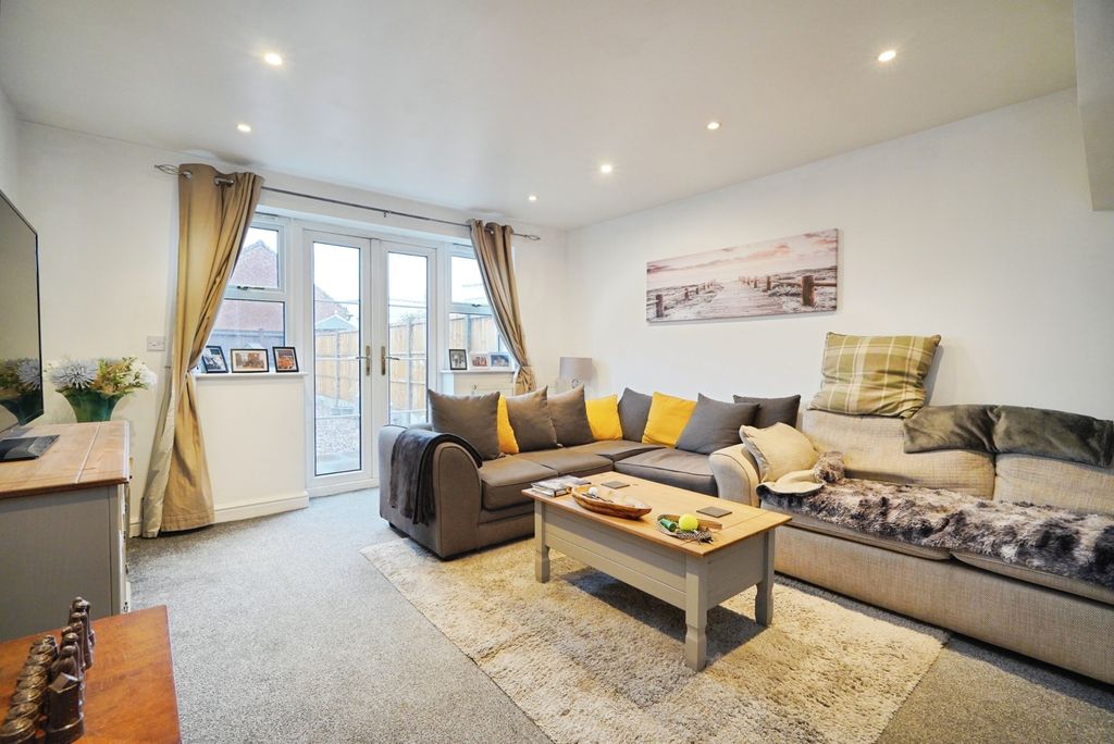 Property photo 2 of 16 Lounge