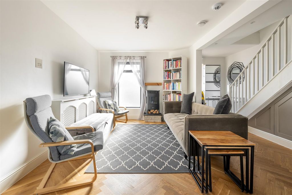 Property photo 2 of 25 Exmouth Road, E17