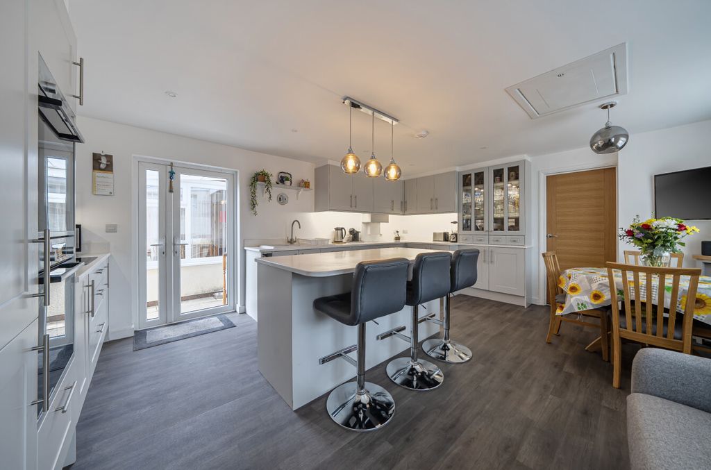 Property photo 3 of 21 1416236-15-699466...