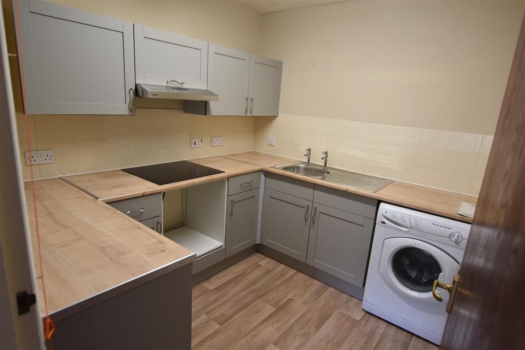Property photo 3 of 7 Kitchen