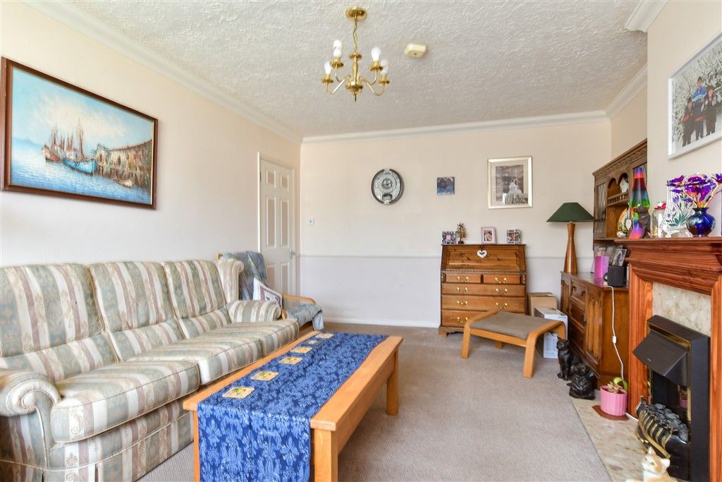 Property photo 3 of 11 Lounge