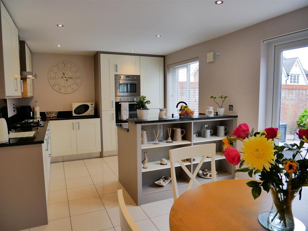 Property photo 2 of 28 Dining Kitchen