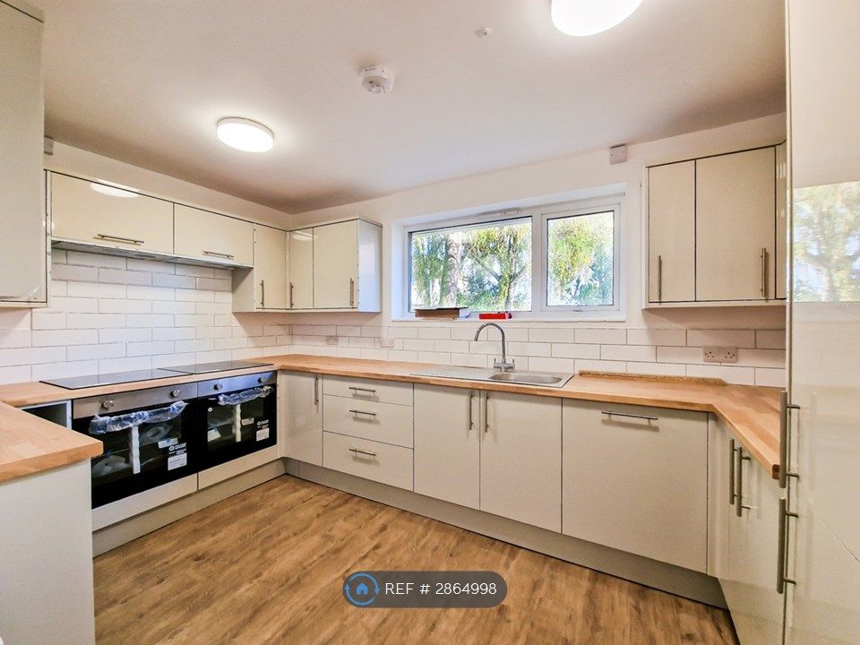 Property photo 2 of 6 Kitchen