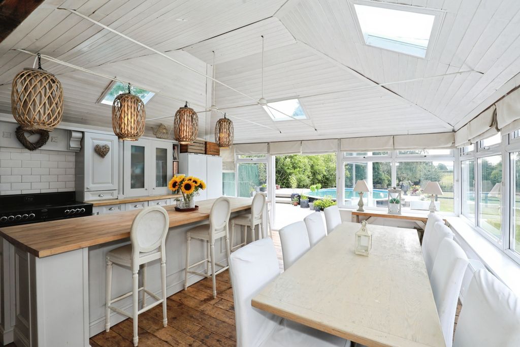 Property photo 2 of 31 Living Kitchen Diner