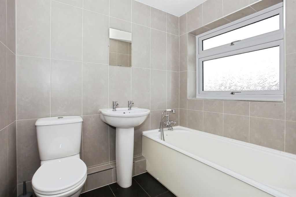 Property photo 3 of 17 Family Bathroom