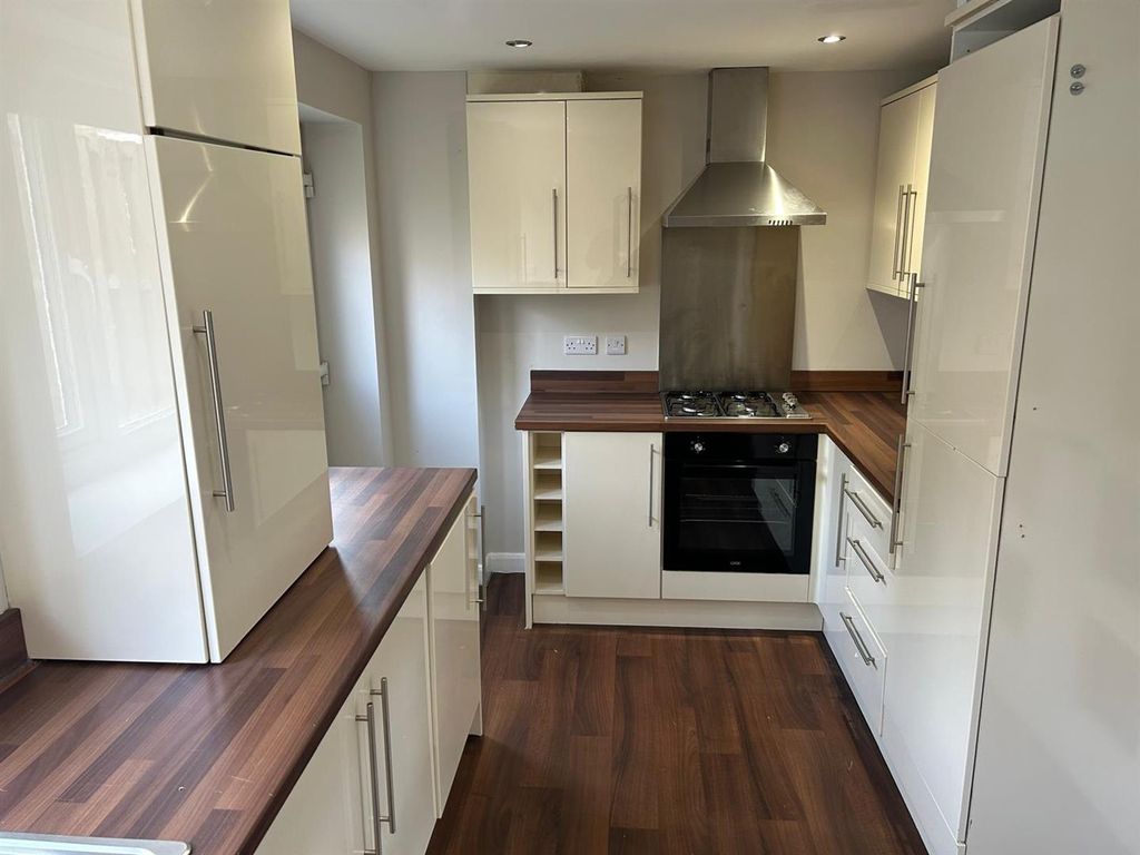 Property photo 3 of 14 Fitted Kitchen: