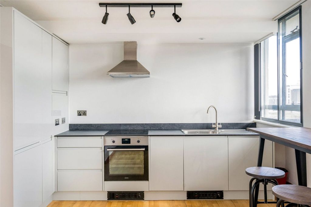 Property photo 3 of 12 Keeling House E2